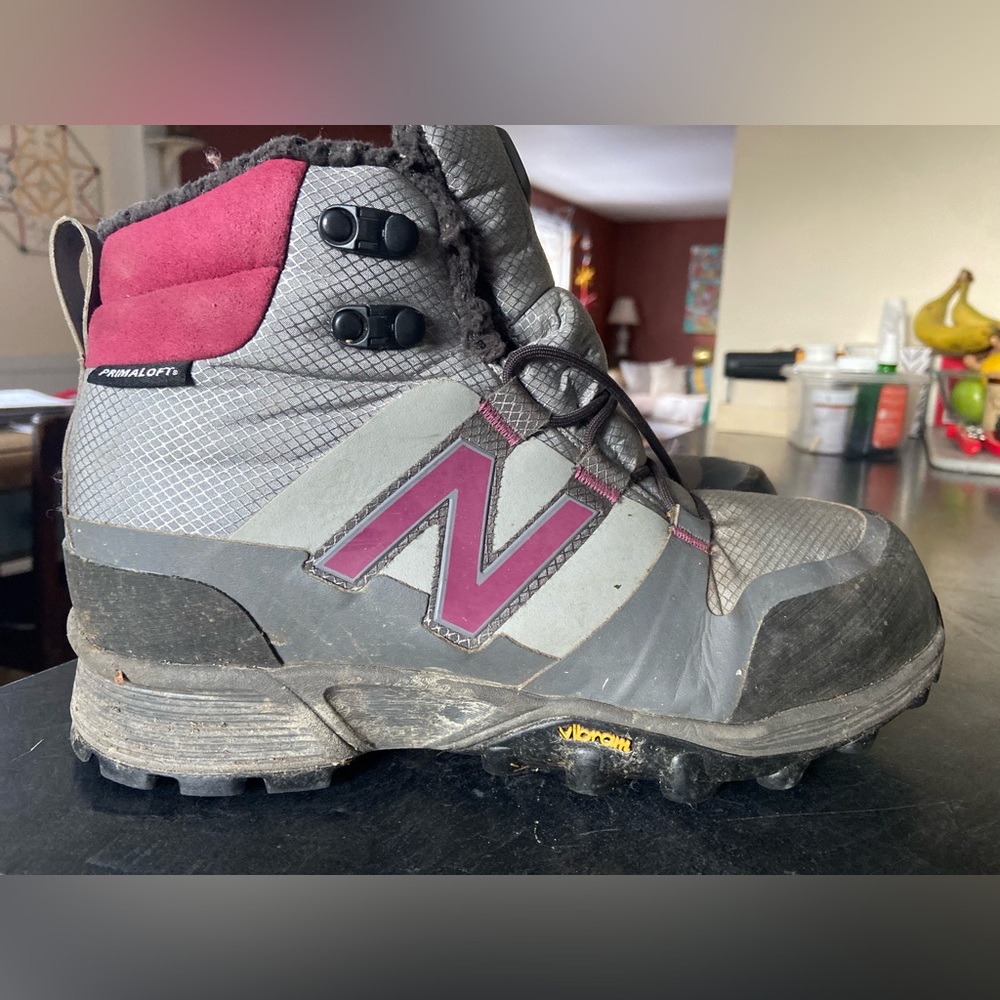 New Balance Insulated Boots Size 9.5 Women’s. Perfect for Winter/Hiking.